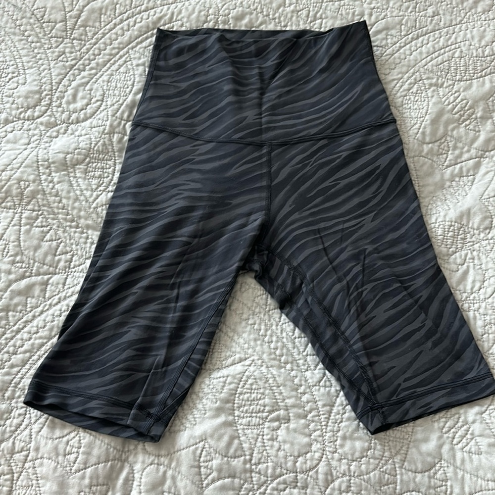 Lululemon Align bike shorts size 6 Le Tigre Camo